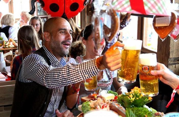 Bayern Münihli futbolcular Oktoberfestte