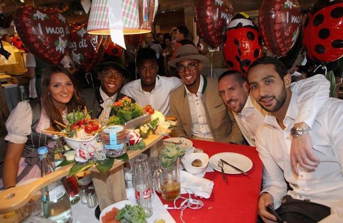 Bayern Münihli futbolcular Oktoberfestte