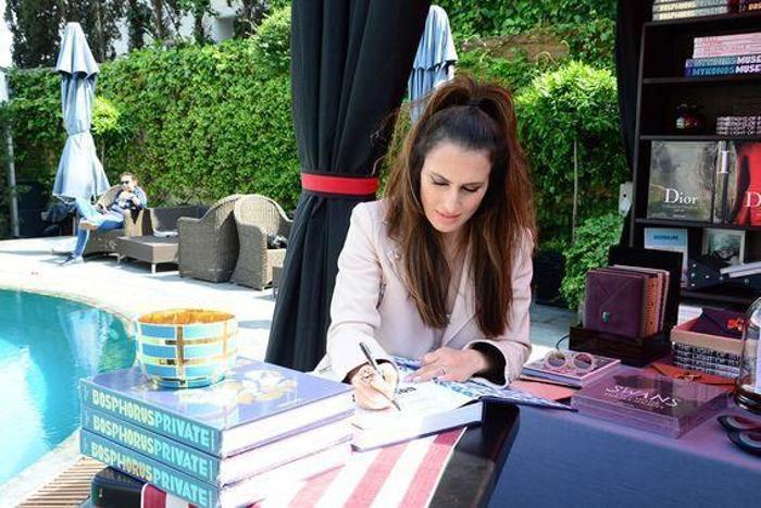 Nevbahar Koç tekneyle gelip kitap imzaladı