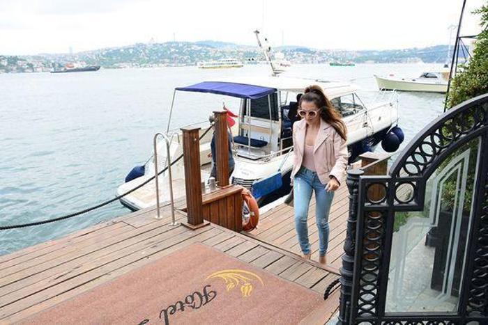 Nevbahar Koç tekneyle gelip kitap imzaladı