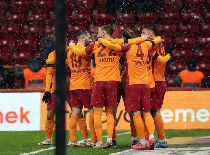 Galatasarayda temizlik harekâtı İşte gönderilecek futbolcular