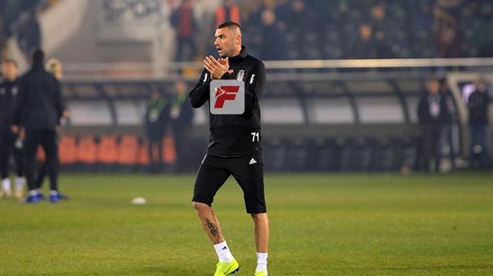 Burak Yılmaza Beşiktaş taraftarından büyük şok: Hırsız istemiyoruz