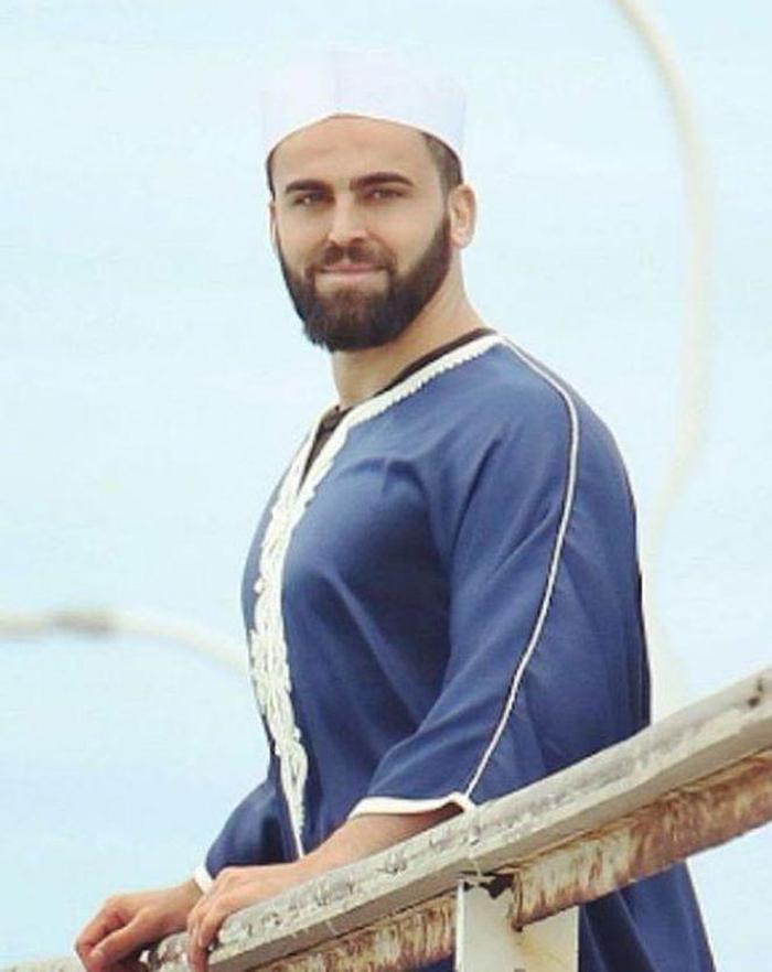 Hafız Mustafa Özyılmazın kaşları olay oldu