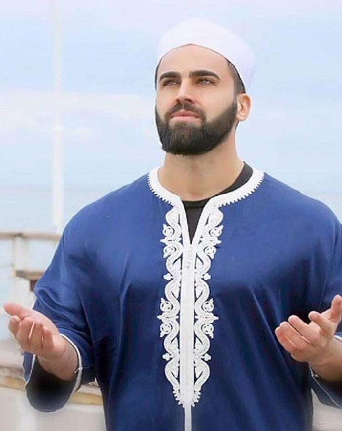 Hafız Mustafa Özyılmazın kaşları olay oldu