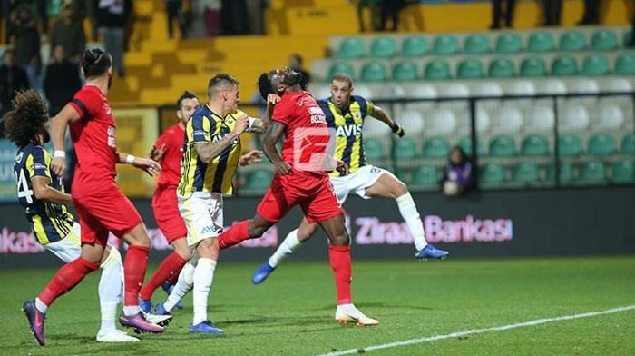 Valbuena önce Ersun Yanalın elini sıktı sonra su şişesini tekmeledi