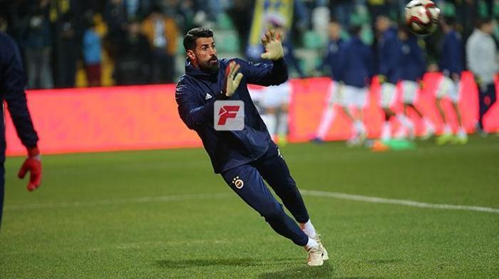 Valbuena önce Ersun Yanalın elini sıktı sonra su şişesini tekmeledi