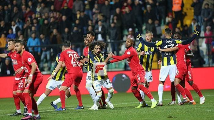 Valbuena önce Ersun Yanalın elini sıktı sonra su şişesini tekmeledi