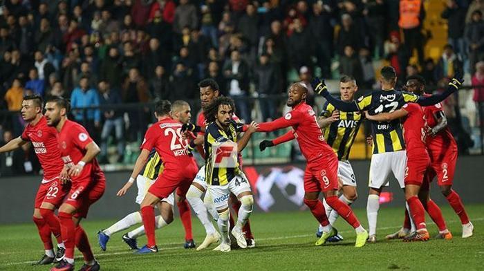 Valbuena önce Ersun Yanalın elini sıktı sonra su şişesini tekmeledi