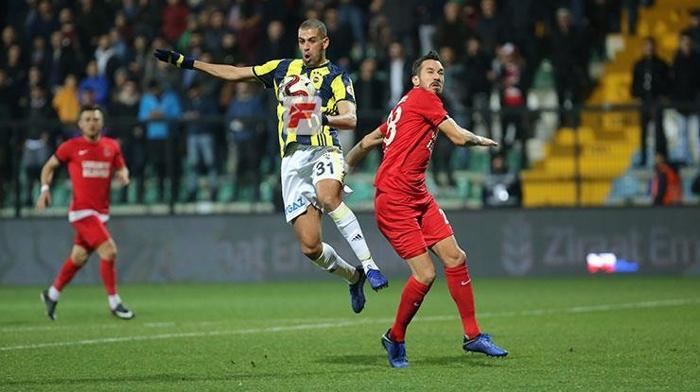 Valbuena önce Ersun Yanalın elini sıktı sonra su şişesini tekmeledi