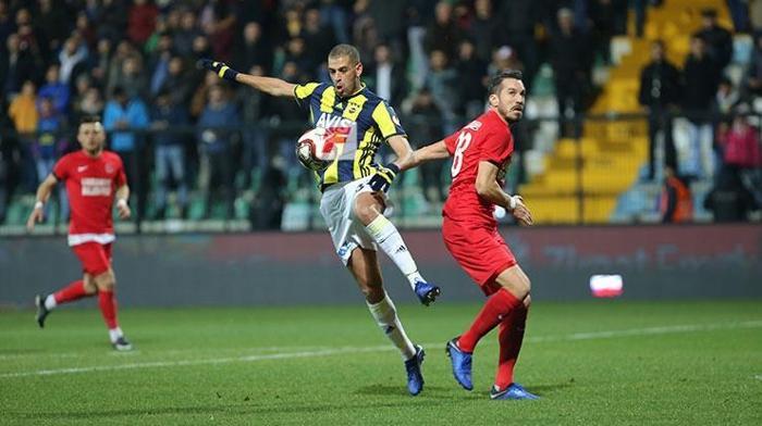Valbuena önce Ersun Yanalın elini sıktı sonra su şişesini tekmeledi