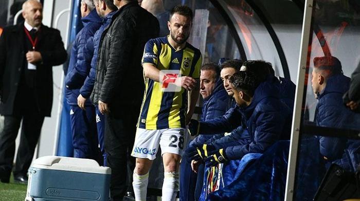 Valbuena önce Ersun Yanalın elini sıktı sonra su şişesini tekmeledi