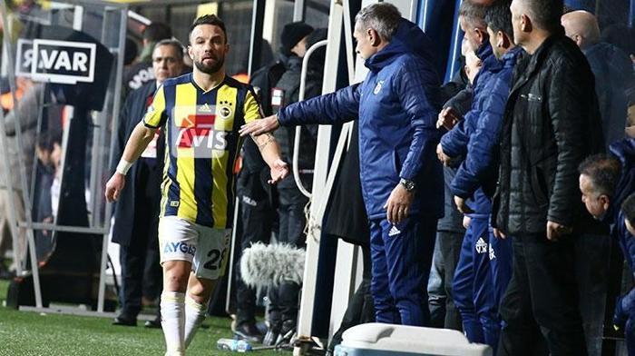 Valbuena önce Ersun Yanalın elini sıktı sonra su şişesini tekmeledi