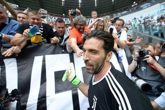Gianluigi Buffona ağlatan veda