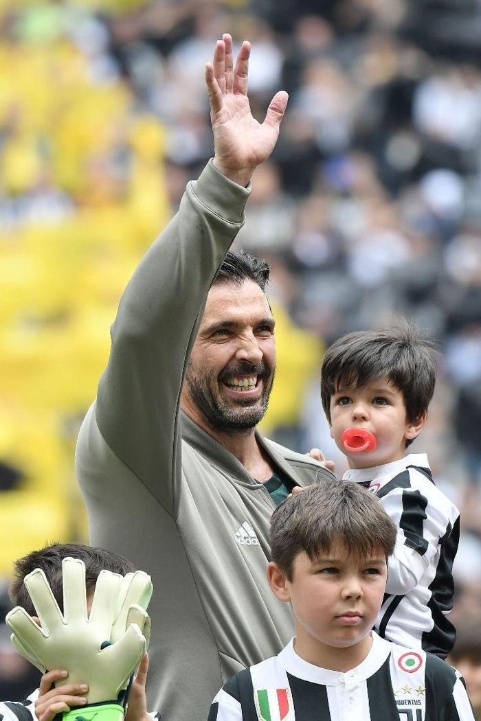 Gianluigi Buffona ağlatan veda