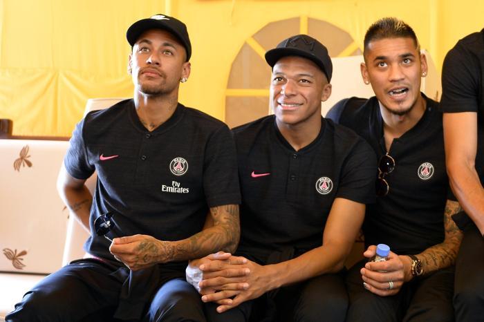 Paris Saint Germain takımı deve yarışında ter döktü