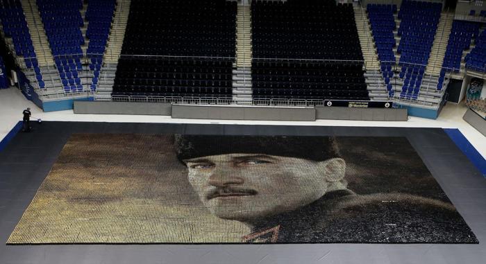 60 bin renkli bardakla dev Atatürk portresi