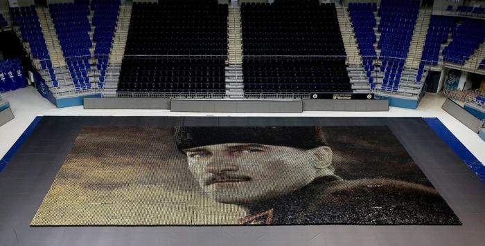 60 bin renkli bardakla dev Atatürk portresi