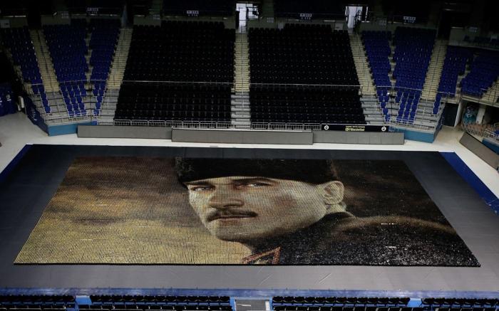 60 bin renkli bardakla dev Atatürk portresi