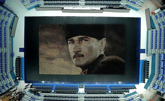 60 bin renkli bardakla dev Atatürk portresi