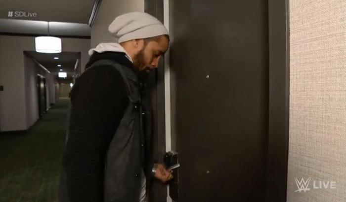 Mandy Rose, odasına aldığı Jimmy Usonun karşısında soyundu