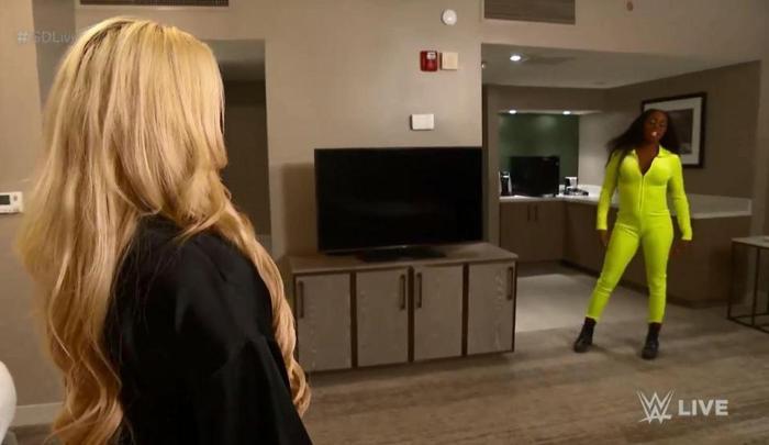 Mandy Rose, odasına aldığı Jimmy Usonun karşısında soyundu