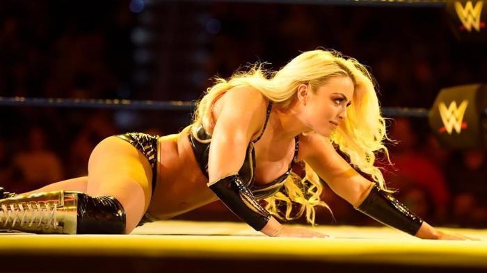 Mandy Rose, odasına aldığı Jimmy Usonun karşısında soyundu