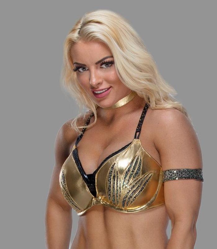 Mandy Rose, odasına aldığı Jimmy Usonun karşısında soyundu