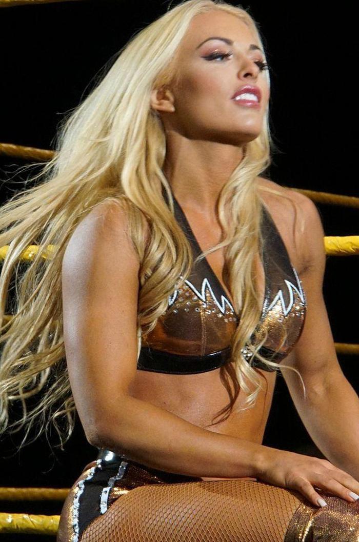 Mandy Rose, odasına aldığı Jimmy Usonun karşısında soyundu