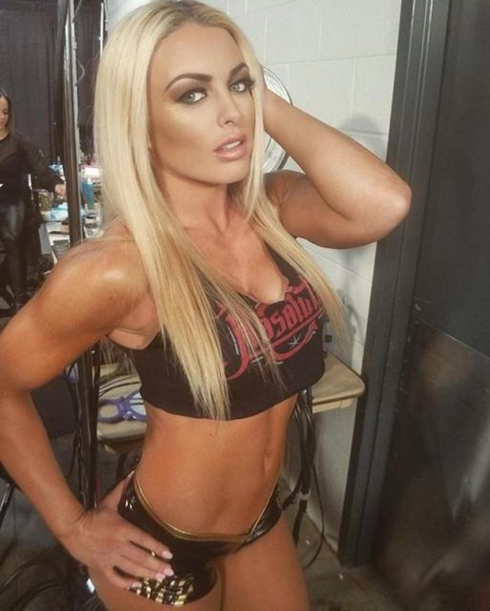 Mandy Rose, odasına aldığı Jimmy Usonun karşısında soyundu