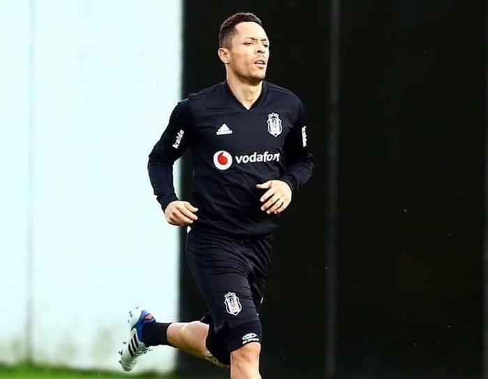 Beşiktaşlı Adrianodan transfer görüşmesi