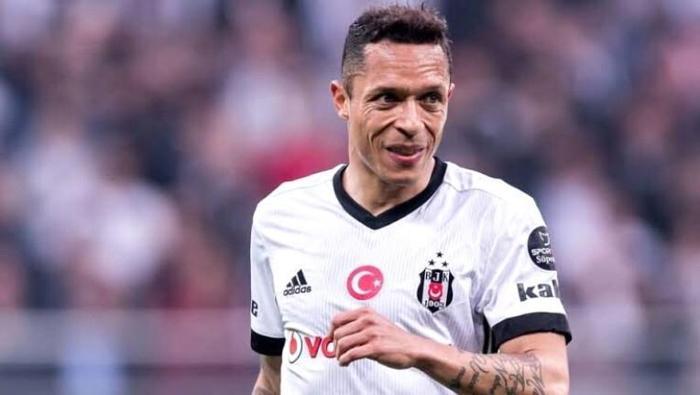 Beşiktaşlı Adrianodan transfer görüşmesi