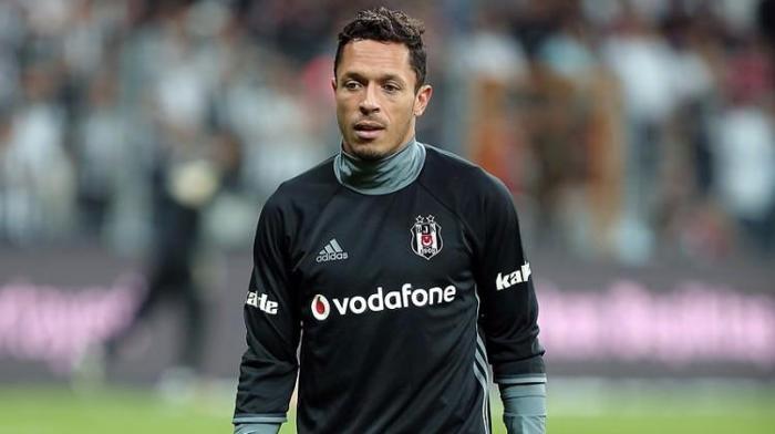 Beşiktaşlı Adrianodan transfer görüşmesi