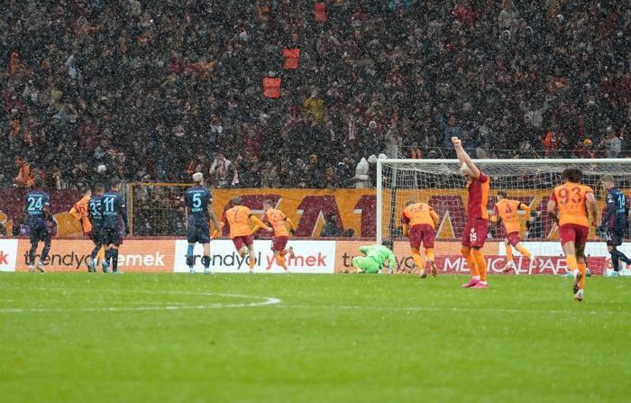 Fanatik yazarları Galatasaray - Trabzonspor mücadelesini yazdı