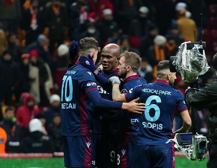 Fanatik yazarları Galatasaray - Trabzonspor mücadelesini yazdı