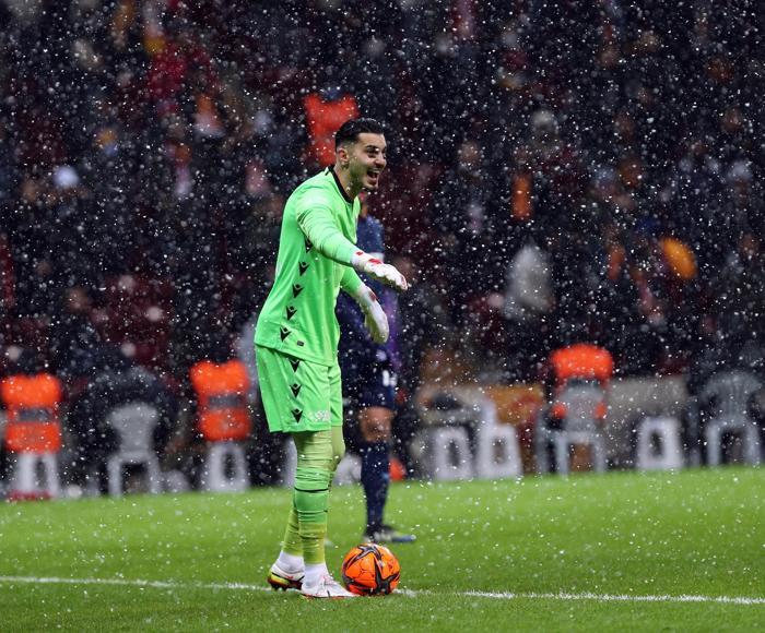 Galatasaray-Trabzonspor maçında Uğurcan Çakır refleksini konuşturdu, sosyal medyayı salladı
