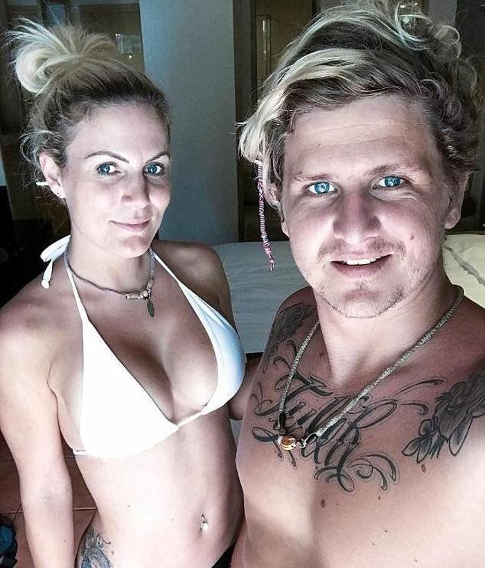 Polis memuru Leanne Carr, internette yarı çıplak oyun oynayarak zengin oldu