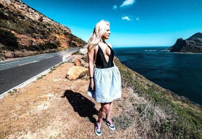 Polis memuru Leanne Carr, internette yarı çıplak oyun oynayarak zengin oldu
