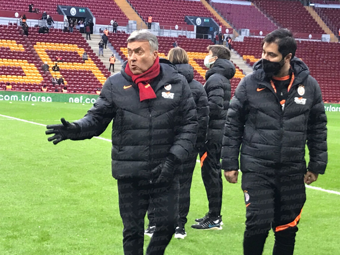 Galatasaray - Trabzonspor maçı öncesi Domenec Torrentten zemin incelemesi