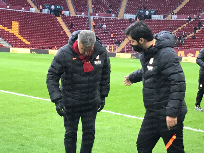 Galatasaray - Trabzonspor maçı öncesi Domenec Torrentten zemin incelemesi