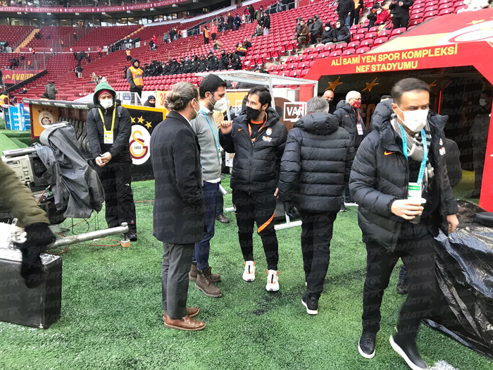 Galatasaray - Trabzonspor maçı öncesi Domenec Torrentten zemin incelemesi