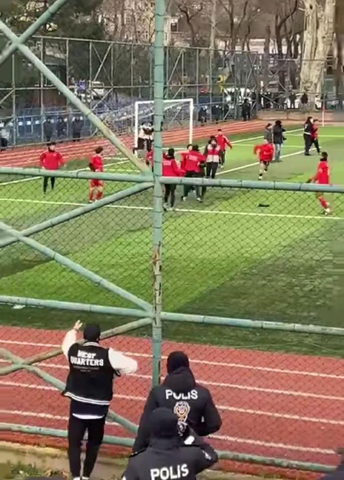 Beykozda oynanan amatör maçta ortalık savaş alanına döndü: 4 futbolcu yaralı