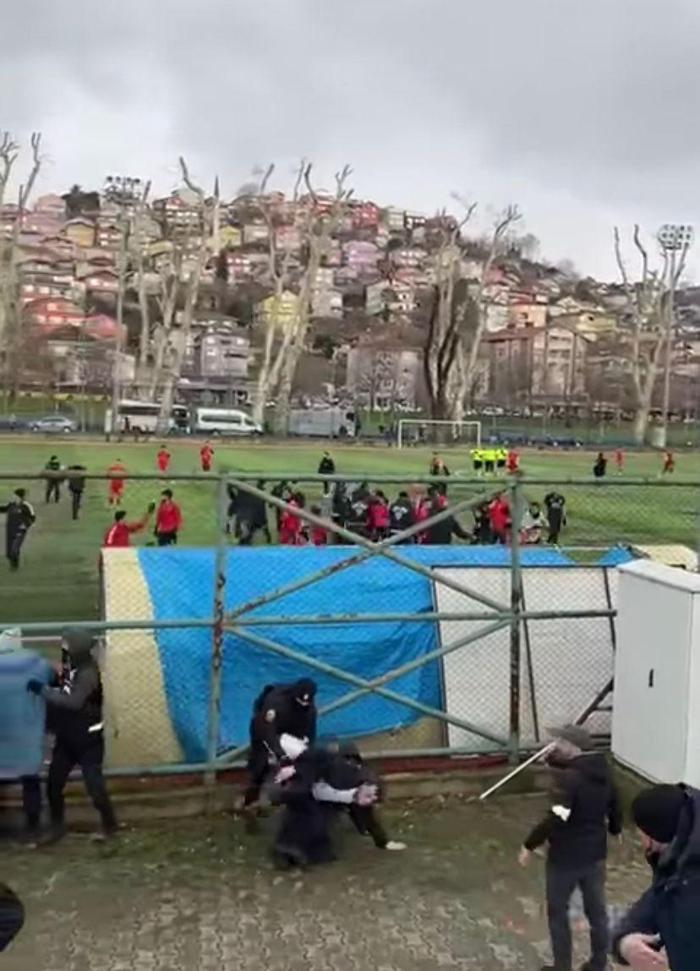 Beykozda oynanan amatör maçta ortalık savaş alanına döndü: 4 futbolcu yaralı