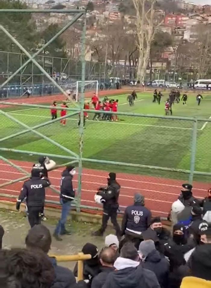 Beykozda oynanan amatör maçta ortalık savaş alanına döndü: 4 futbolcu yaralı