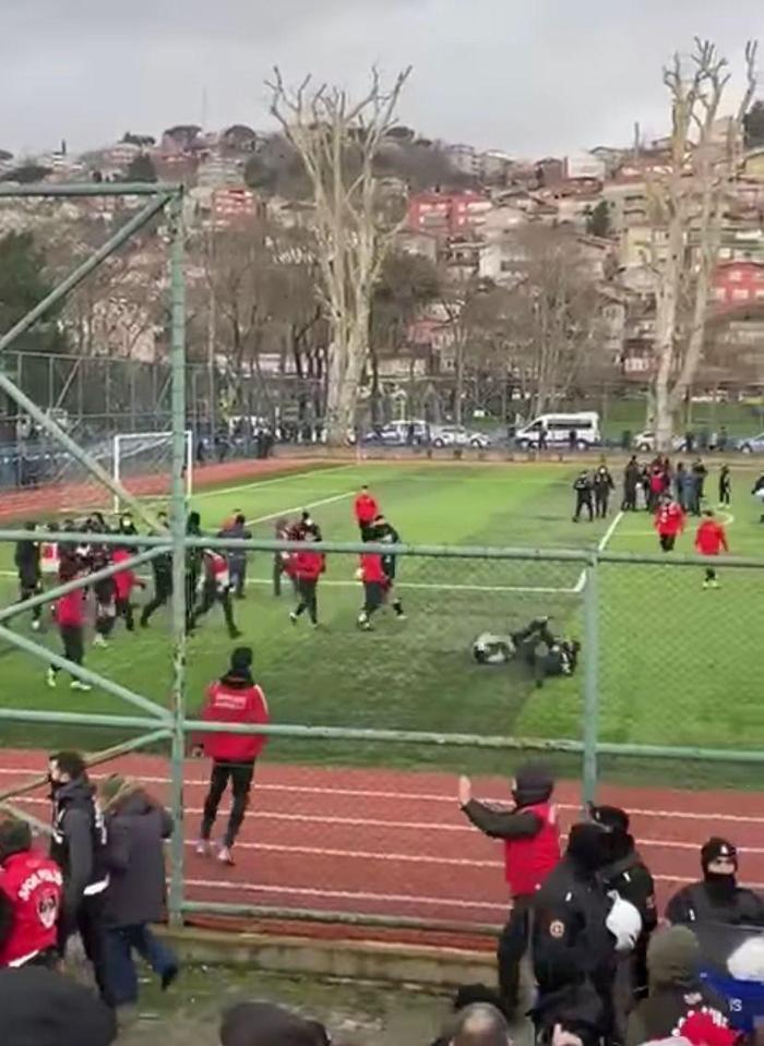Beykozda oynanan amatör maçta ortalık savaş alanına döndü: 4 futbolcu yaralı