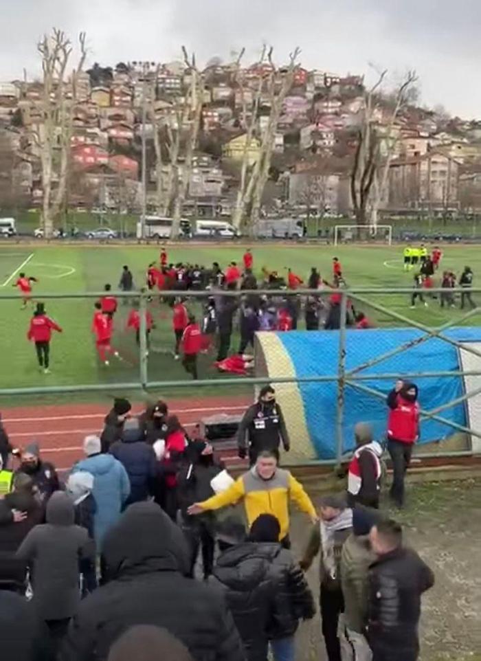 Beykozda oynanan amatör maçta ortalık savaş alanına döndü: 4 futbolcu yaralı