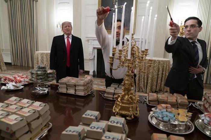 Donald Trumptan futbol takımına ziyafet
