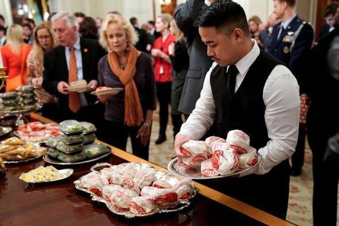 Donald Trumptan futbol takımına ziyafet