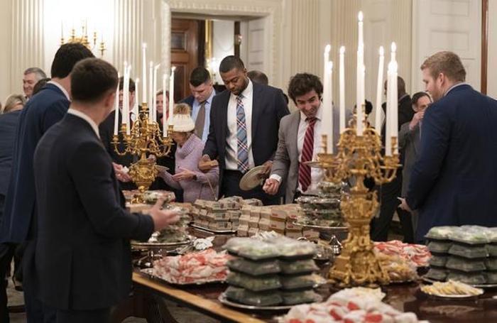 Donald Trumptan futbol takımına ziyafet