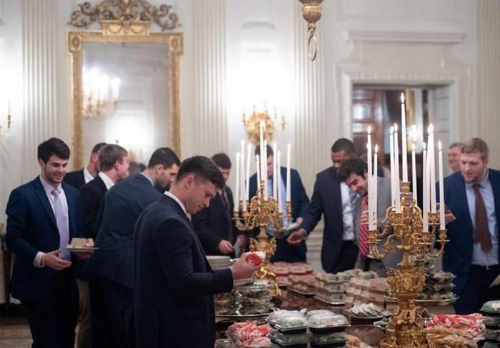 Donald Trumptan futbol takımına ziyafet