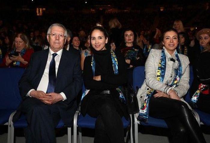 Marşla kürsüye geldi
